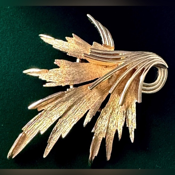 Crown Trifari Signed Leaf Pendant/Brooch & Clip On Earrings SET 50’s Vintage - Picture 2 of 12